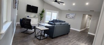 Large Family Fun, 6BR / 3 Bath, POOL, HOTTUB, Fenced Yard