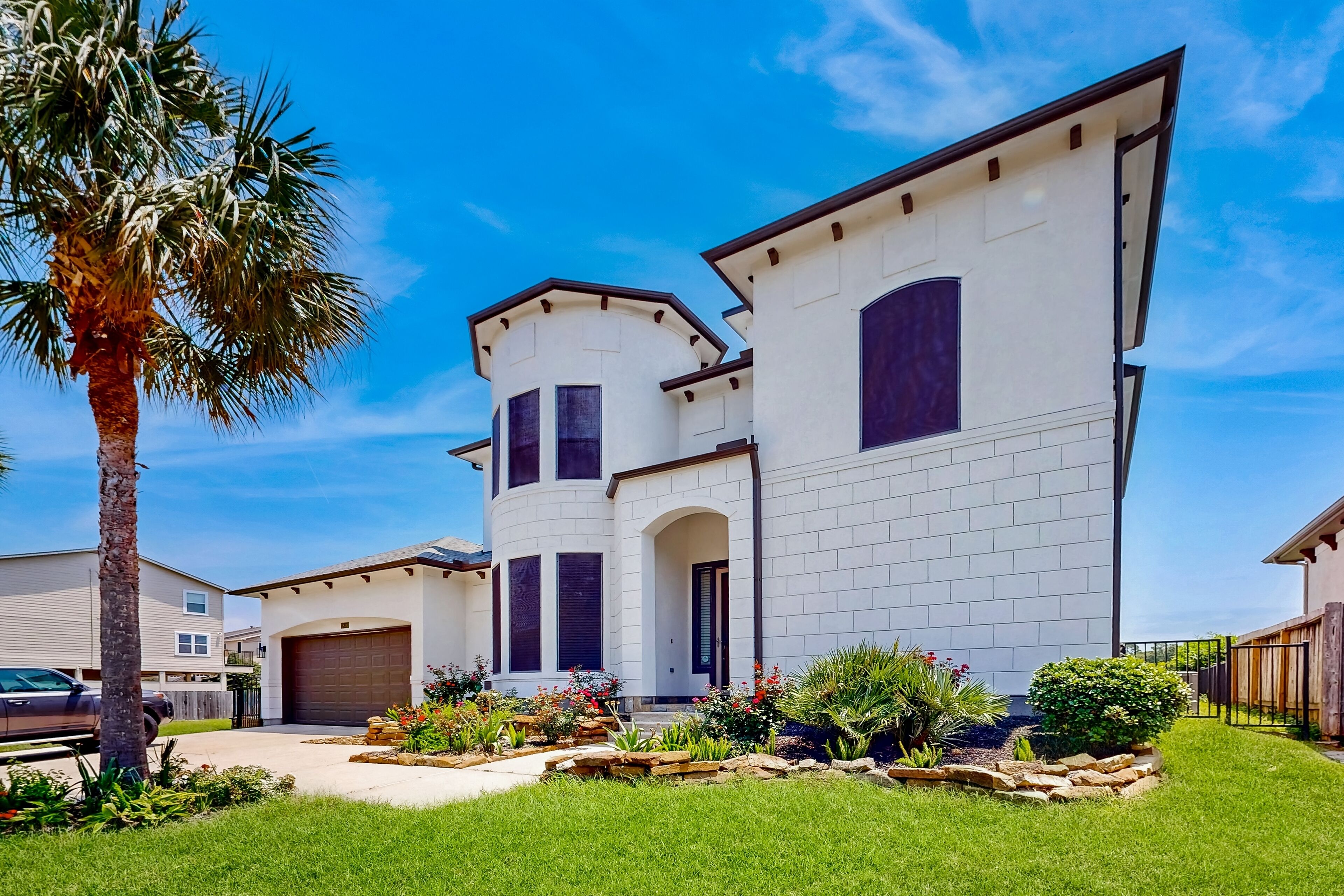 Spacious house with water view & patio with BBQ