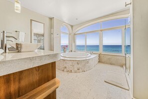 Shower, jetted bath, towels - 4 BR PH Ocean View + Private Pool (Isla Mujeres)