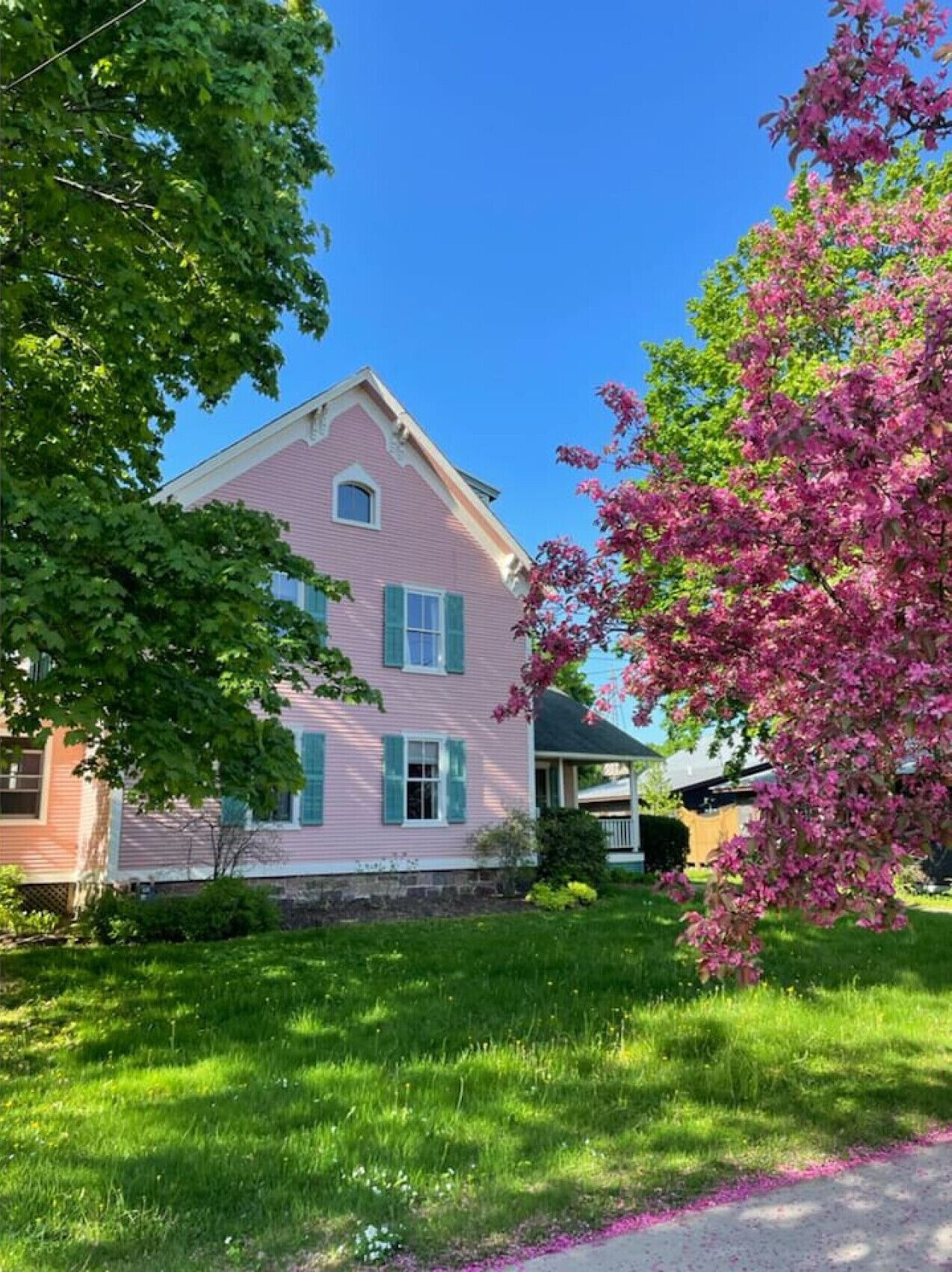 2k sqft 3 Bdrm Apt in Downtown Shelburne