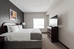 2 bedrooms, WiFi, bed sheets - Elegant Two bedroom Suite (Fort McMurray)