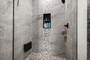 Dusche, Haartrockner, Handtücher, Seife