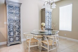 Dining - Two heated pools, two spas, golf course (Washington)