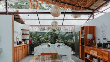 Full-sized fridge, microwave, oven, stovetop