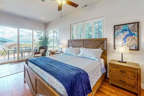 3 bedrooms, iron/ironing board, travel cot, WiFi - Lakefront home with kayaks, dock, WiFi, fireplaces, BBQ grill (Hope)