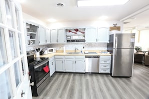 Fridge, microwave, oven, stovetop - Charming Mountain Farmhouse in Pigeon Forge. Just minutes away from downtown. (Sevierville)