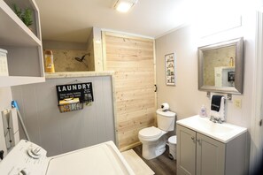 Shower, hair dryer, towels, soap - Charming Mountain Farmhouse in Pigeon Forge.  Just minutes away from downtown. (Sevierville)