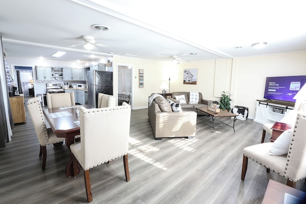 Smart TV - Charming Mountain Farmhouse in Pigeon Forge. Just minutes away from downtown. (Sevierville)