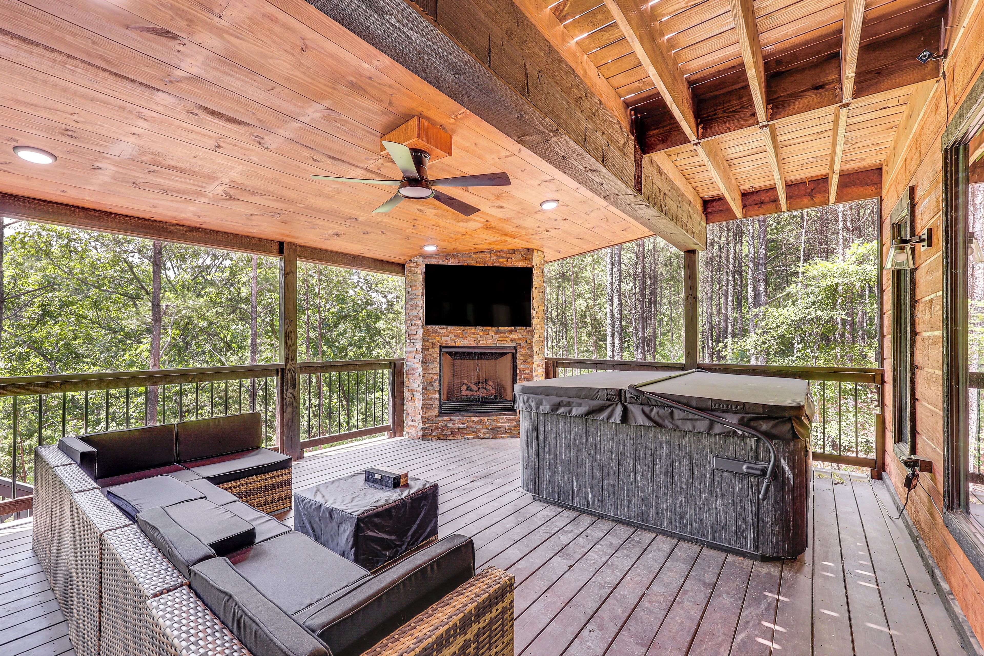 Broken Bow Cabin: Hot Tub, Fire Pit & Pet Friendly