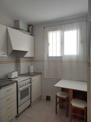 Kühlschrank, Mikrowelle, Ofen, Wasserkocher mit Kaffee-/Teezubehör