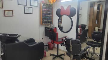 Body treatments, body wraps, body scrubs, facials, 1 treatment room