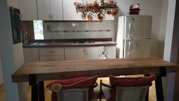 Family Studio Suite, 1 Bedroom, Pool View | Private kitchen | Full-size fridge, cookware/dishes/utensils