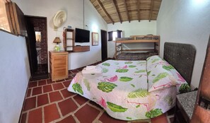 Habitación clásica doble, vistas a la piscina | Ropa de cama de alta calidad y edredones de plumas