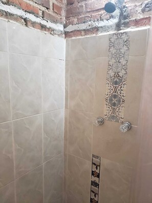 Cabezal de ducha tipo lluvia, jabón, shampoo, papel higiénico
