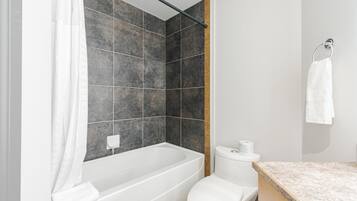 Handtücher, Seife, Shampoo, Toilettenpapier