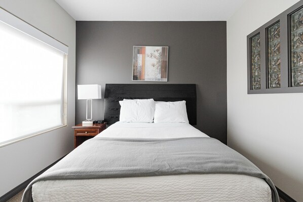 2 bedrooms, WiFi, bed sheets - Deluxe Two Bedroom Suite (Fort McMurray)