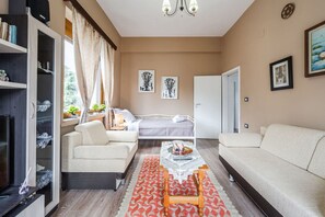 TV - Maria`s Apartment by PikHost (Gjirokastër)