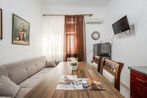 Dining - Maria`s Apartment by PikHost (Gjirokastër)