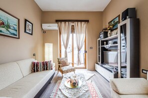 TV - Maria`s Apartment by PikHost (Gjirokastër)