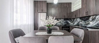 City Escape Apartment by PikHost