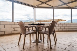 Outdoor dining - City Escape Apartment by PikHost (Shkodër)