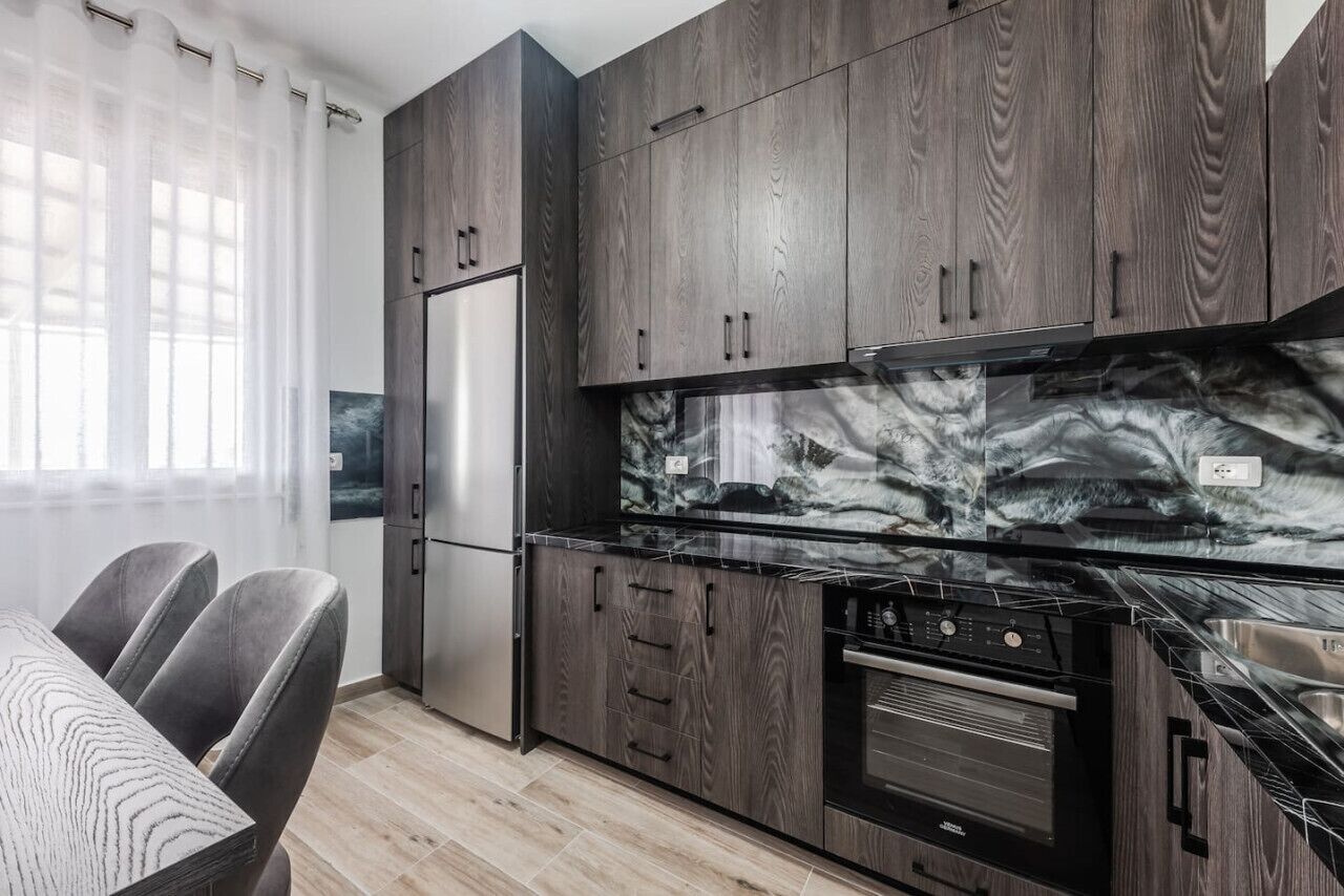 Een koelkast, een oven, een kookplaat, een koffiezetapparaat/waterkoker