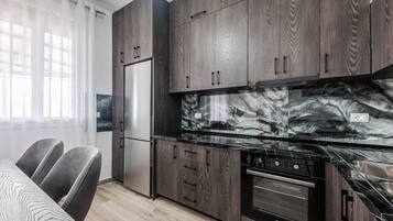 Een koelkast, een oven, een kookplaat, een koffiezetapparaat/waterkoker