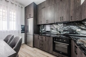 Kühlschrank, Ofen, Herdplatte, Wasserkocher mit Kaffee-/Teezubehör