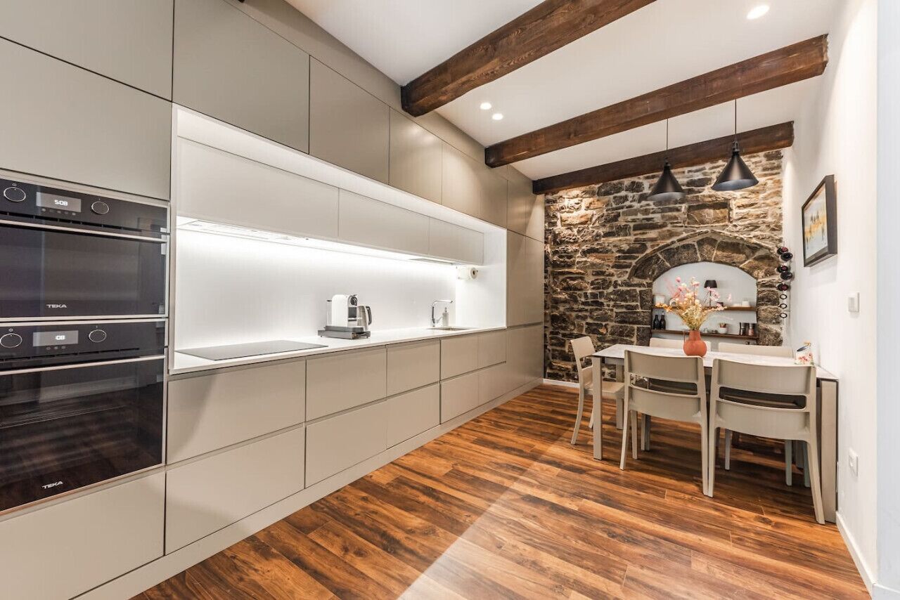 Fridge, oven, stovetop, dishwasher