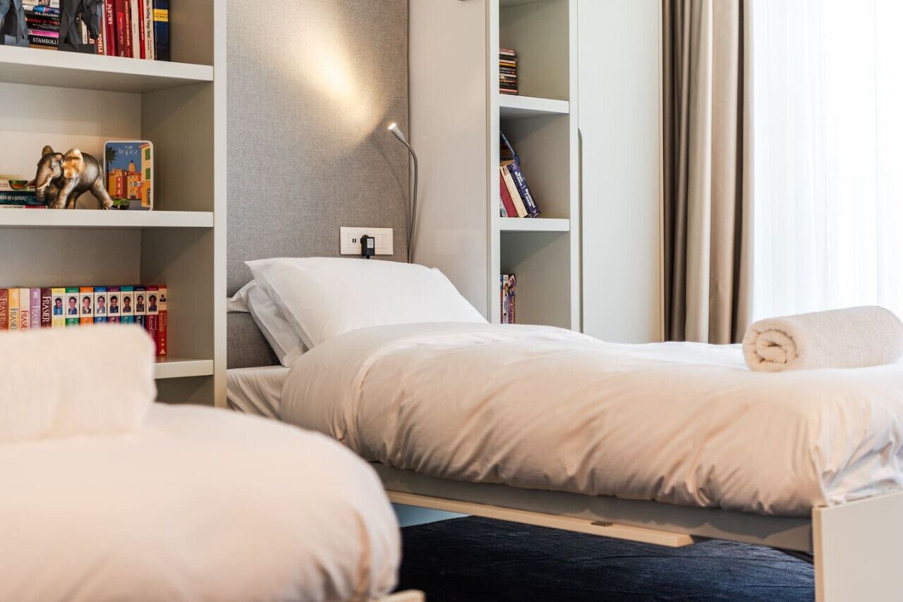 2 soverom, skrivebord, strykejern/-brett og reiseseng for barn