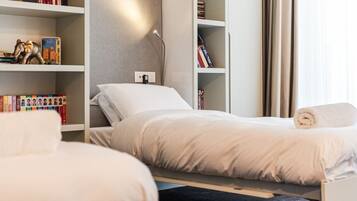 2 soverom, skrivebord, strykejern/-brett og reiseseng for barn