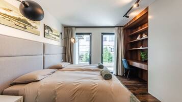 3 habitaciones, escritorio y tabla de planchar con plancha