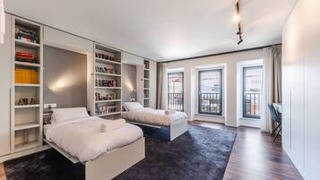 3 Schlafzimmer, Schreibtisch, Bügeleisen/Bügelbrett, Reisekinderbett