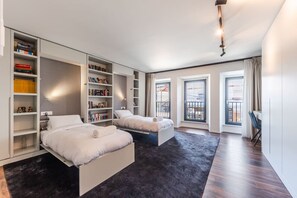 3 chambres, bureau, fer et planche à repasser, lit parapluie