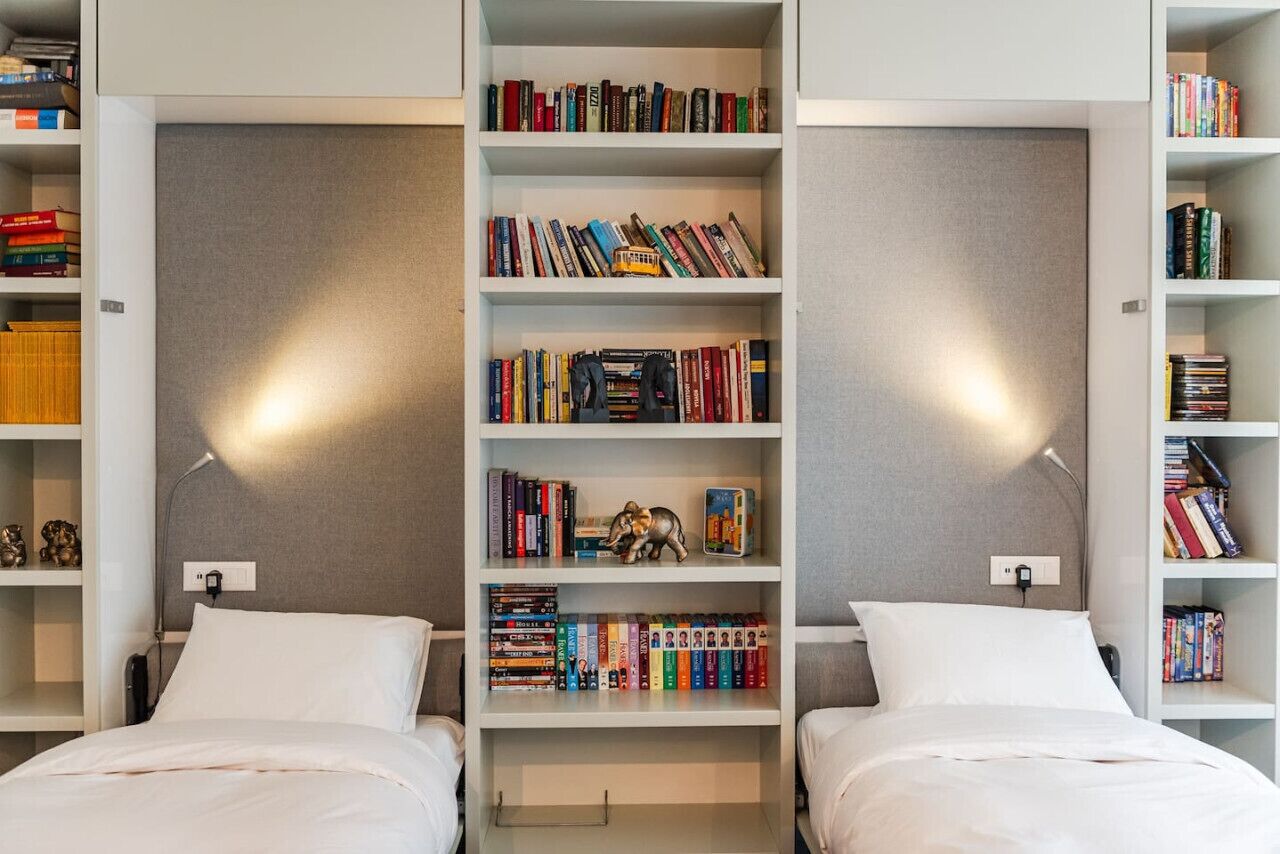 3 habitaciones, escritorio y tabla de planchar con plancha 