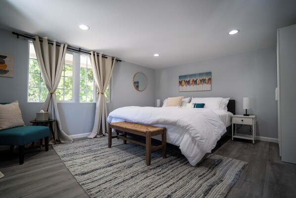 5 bedrooms, desk, iron/ironing board, travel cot