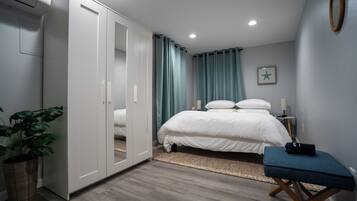 5 bedrooms, desk, iron/ironing board, travel cot