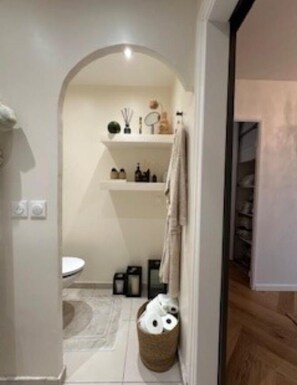 Een douche, een haardroger, handdoeken, zeep