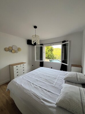 3 bedrooms, iron/ironing board, WiFi, bed sheets