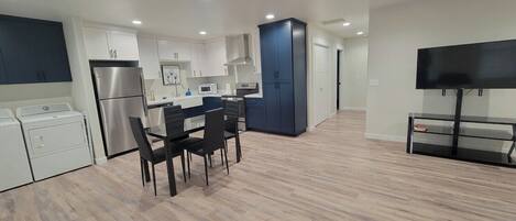 Een microgolfoven, een oven, een vaatwasser