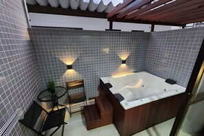 Apartment | Indoor spa tub
