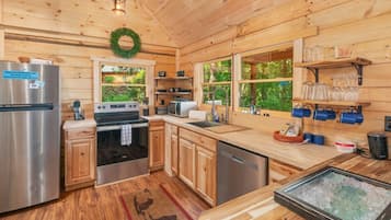 Refrigerador, cafetera y tetera y utensilios de cocina