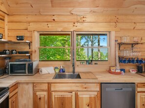 Refrigerador, cafetera y tetera y utensilios de cocina 