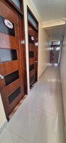 Pasillo con puertas de madera identificadas con los números 301 y 302, que dan a habitaciones.