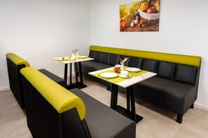 Petit déjeuner buffet (12 EUR par personne)