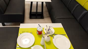 Petit déjeuner buffet (12 EUR par personne)
