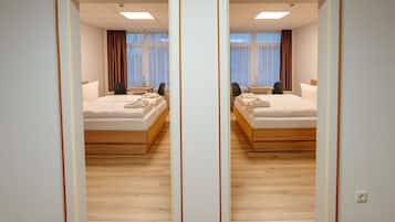 Familienzimmer, Stadtblick | Hochwertige Bettwaren, VerdunkelungsvorhĂ€nge, BĂŒgeleisen/BĂŒgelbrett