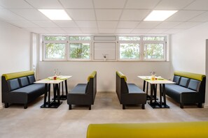 Dagelijks ontbijtbuffet (EUR 12 per persoon)