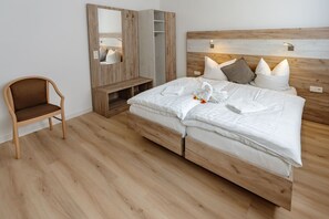Classic-Doppelzimmer mit Bad | 高級寢具、遮光窗簾/窗簾、熨斗/熨衫板、可攜式嬰兒床