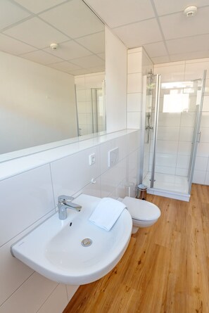 Classic-Doppelzimmer mit Bad | Bathroom | Shower, hair dryer, towels - Sonnenschein Hotel und Apartments (Heilbad Heiligenstadt)